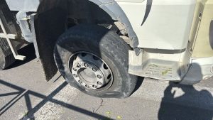 למה בגלגלי משאיות רואים "פנצ'ר אכזרי" — גלגל שנאכל לגמרי?